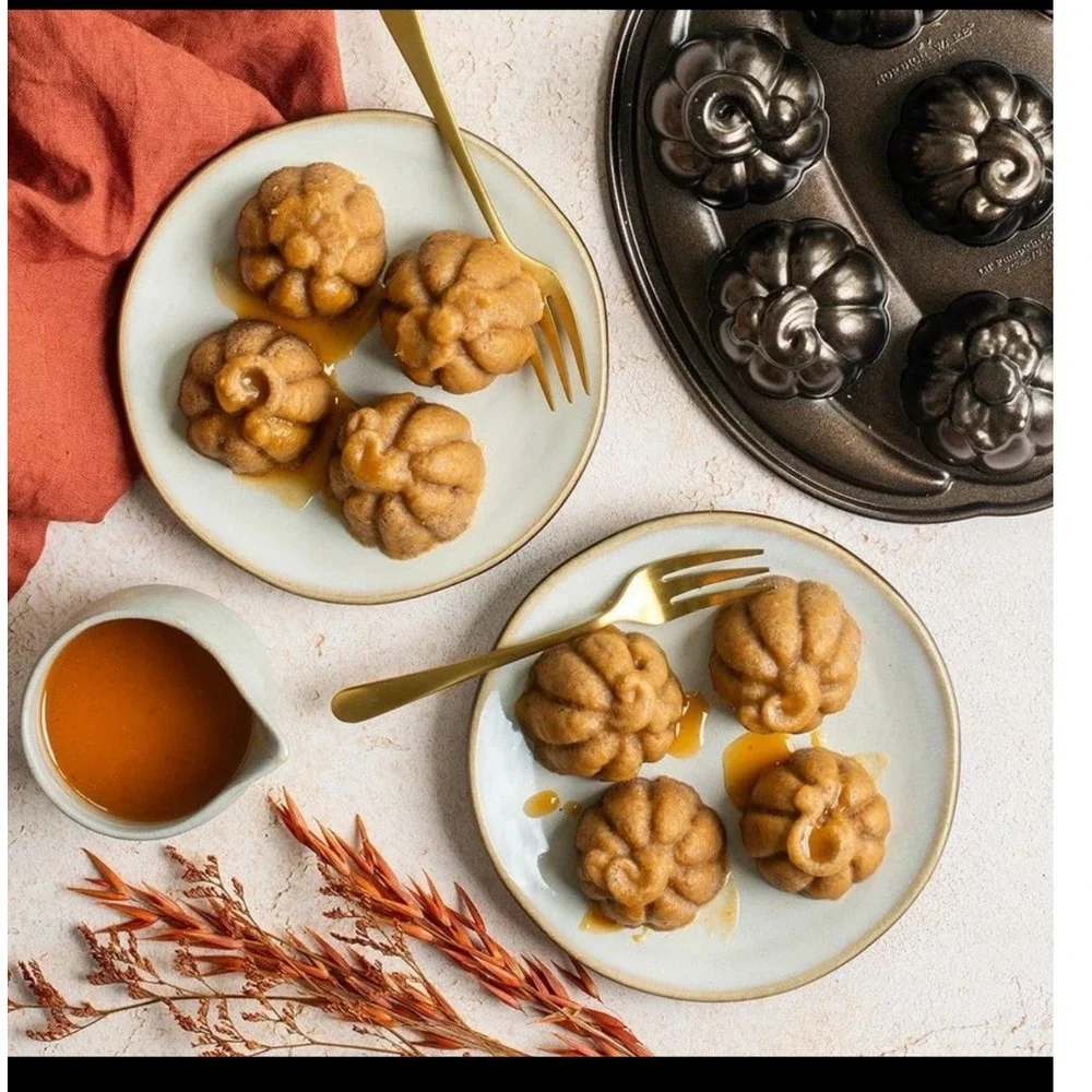 Nordic Ware Pumpkin Cakelet Pan 8 Cavity Cast Aluminum Bronze Bakeware Autumn